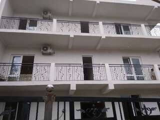Гостевой дом Junona Махинджаури Двухместный номер с 1 кроватью и балконом-1