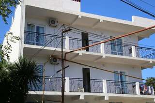 Гостевой дом Junona Махинджаури Семейный номер с балконом-3